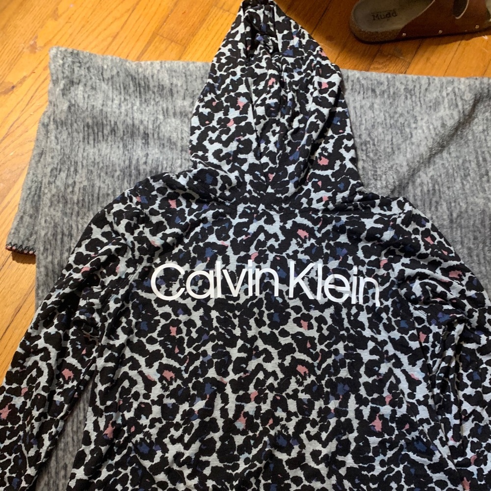 Calvin Klein Pull Over - Picture 2 of 2